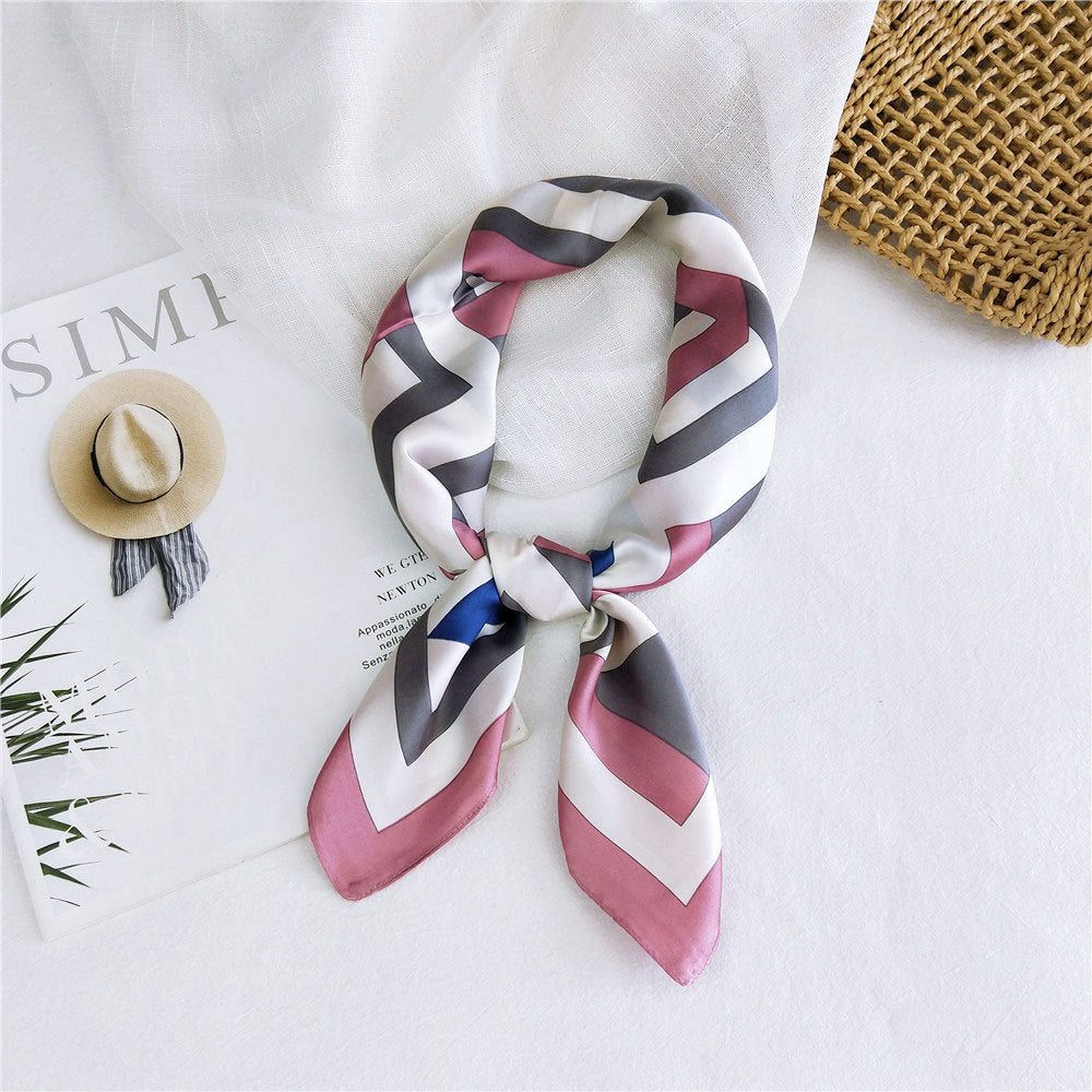 Foulard Carré Tendance – Motifs et Couleurs Variés