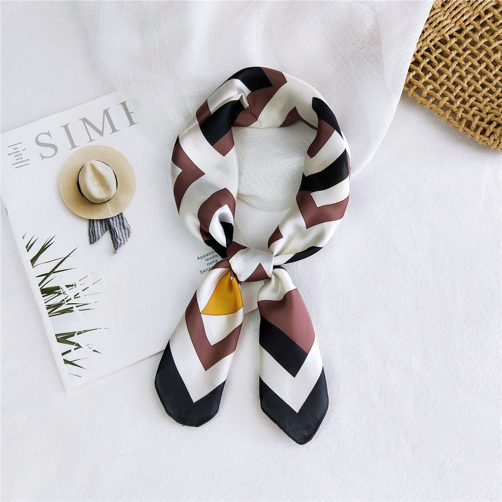Foulard Carré Tendance – Motifs et Couleurs Variés
