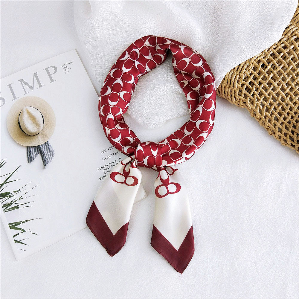 Foulard Carré Tendance – Motifs et Couleurs Variés